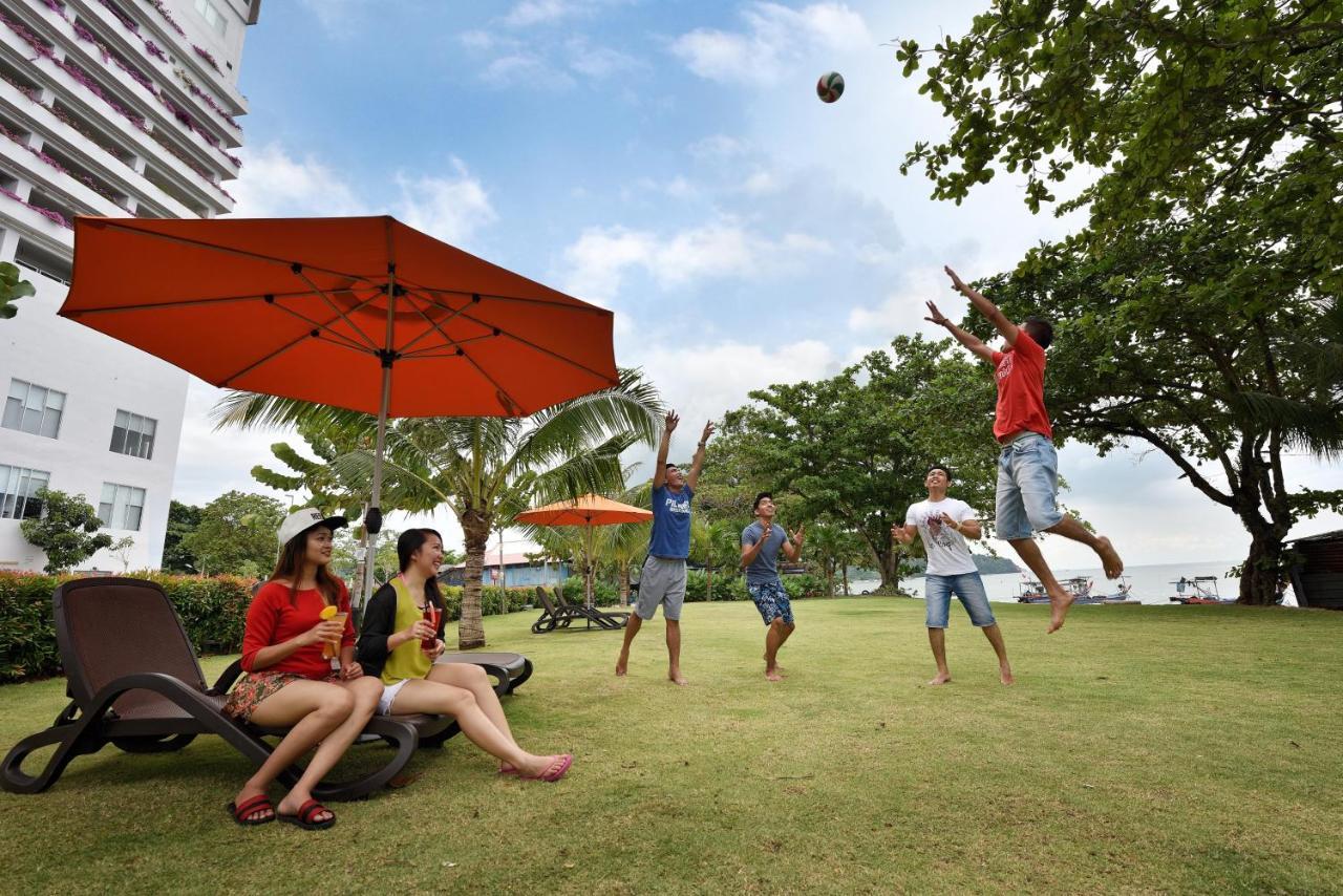 Lexis Suites Penang Bayan Lepas Exterior foto The lawn at the beach resort