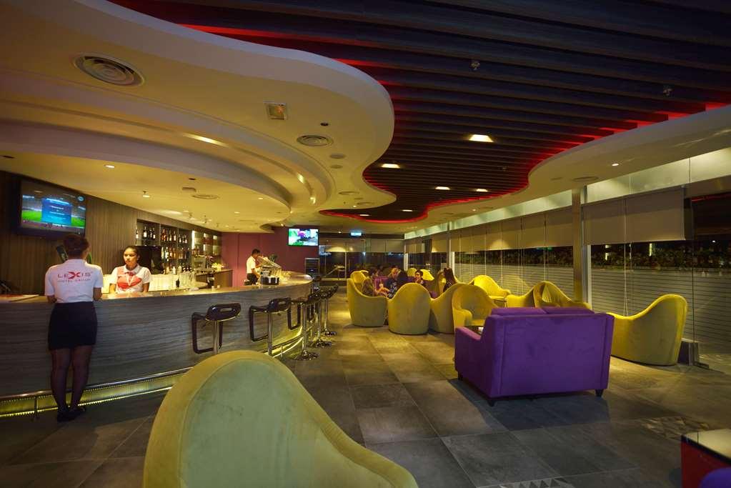 Lexis Suites Penang Bayan Lepas Exterior foto The interior of the lounge