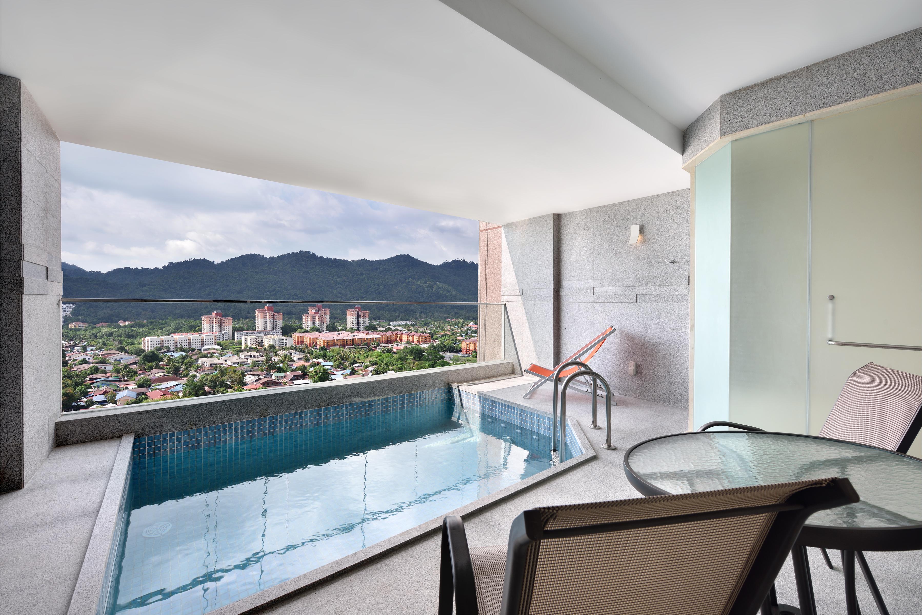 Lexis Suites Penang Bayan Lepas Exterior foto A private pool at a hotel