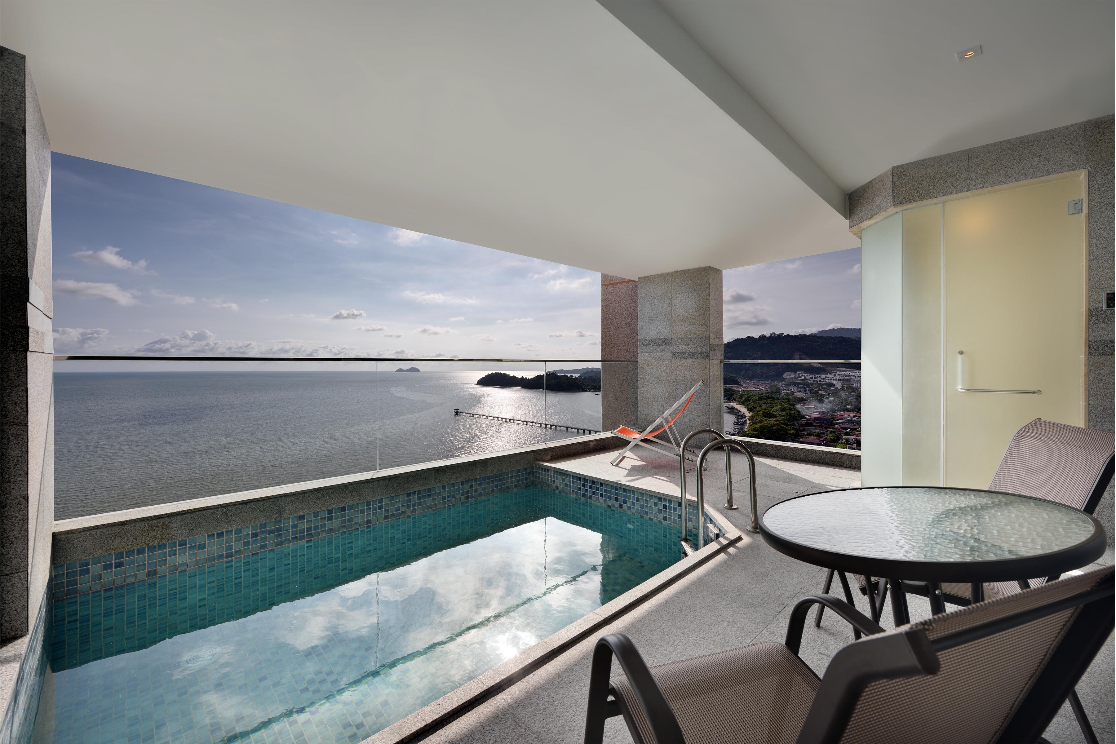 Lexis Suites Penang Bayan Lepas Exterior foto A view of the ocean from a hotel room at the resort