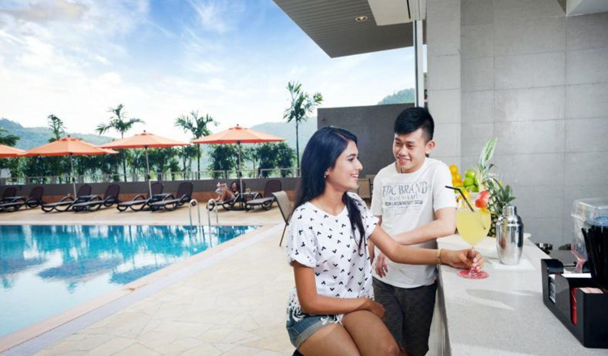 Lexis Suites Penang Bayan Lepas Exterior foto The swimming pool at the hotel