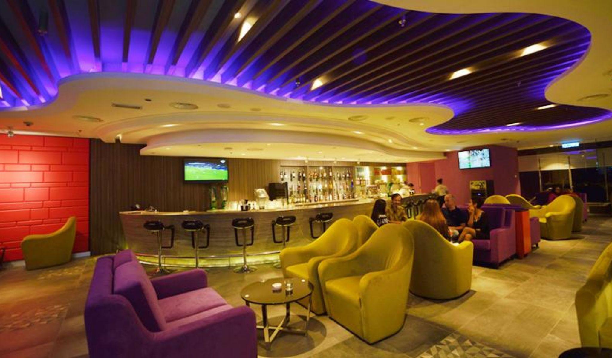 Lexis Suites Penang Bayan Lepas Exterior foto The lounge at the airport