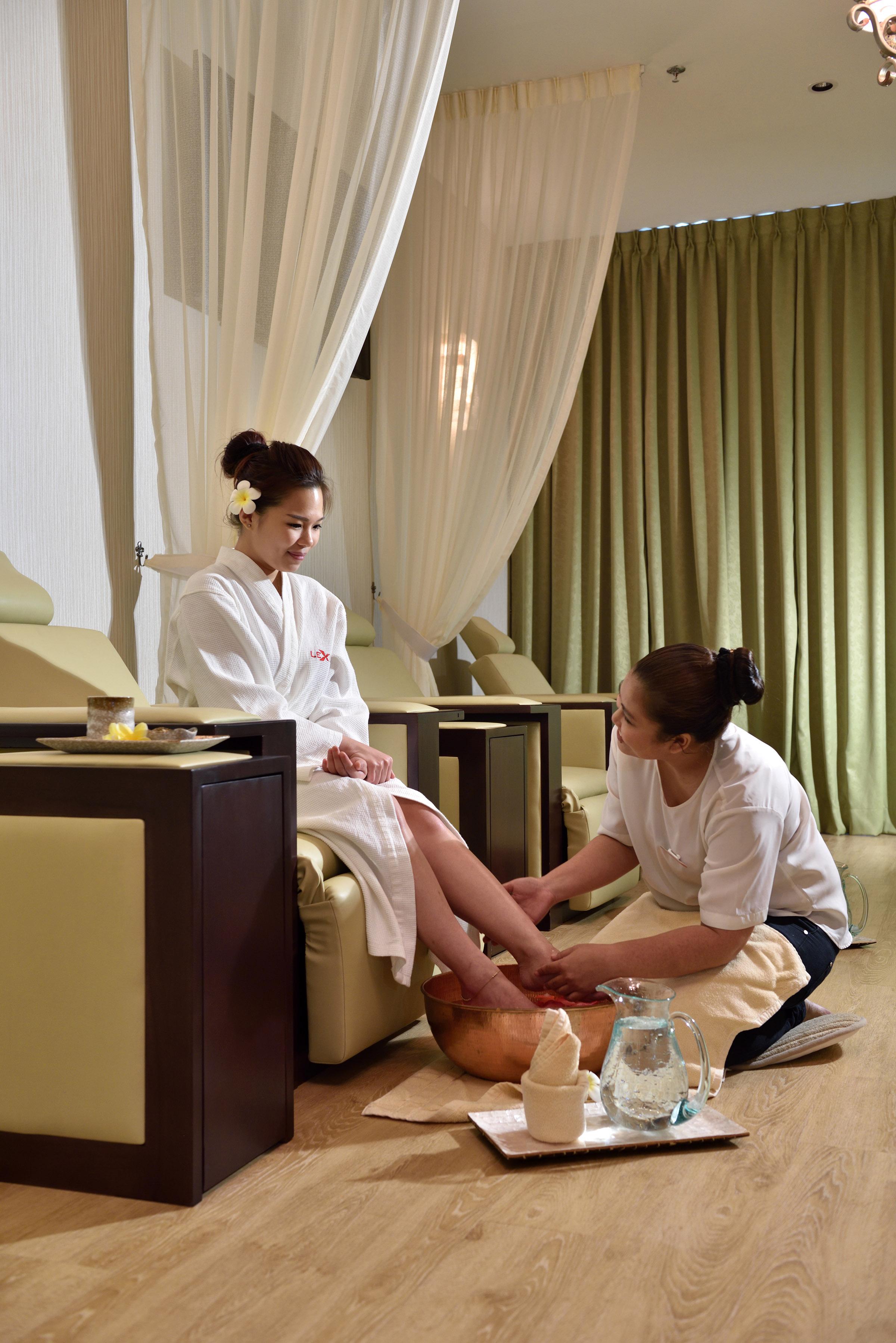 Lexis Suites Penang Bayan Lepas Exterior foto A foot massage