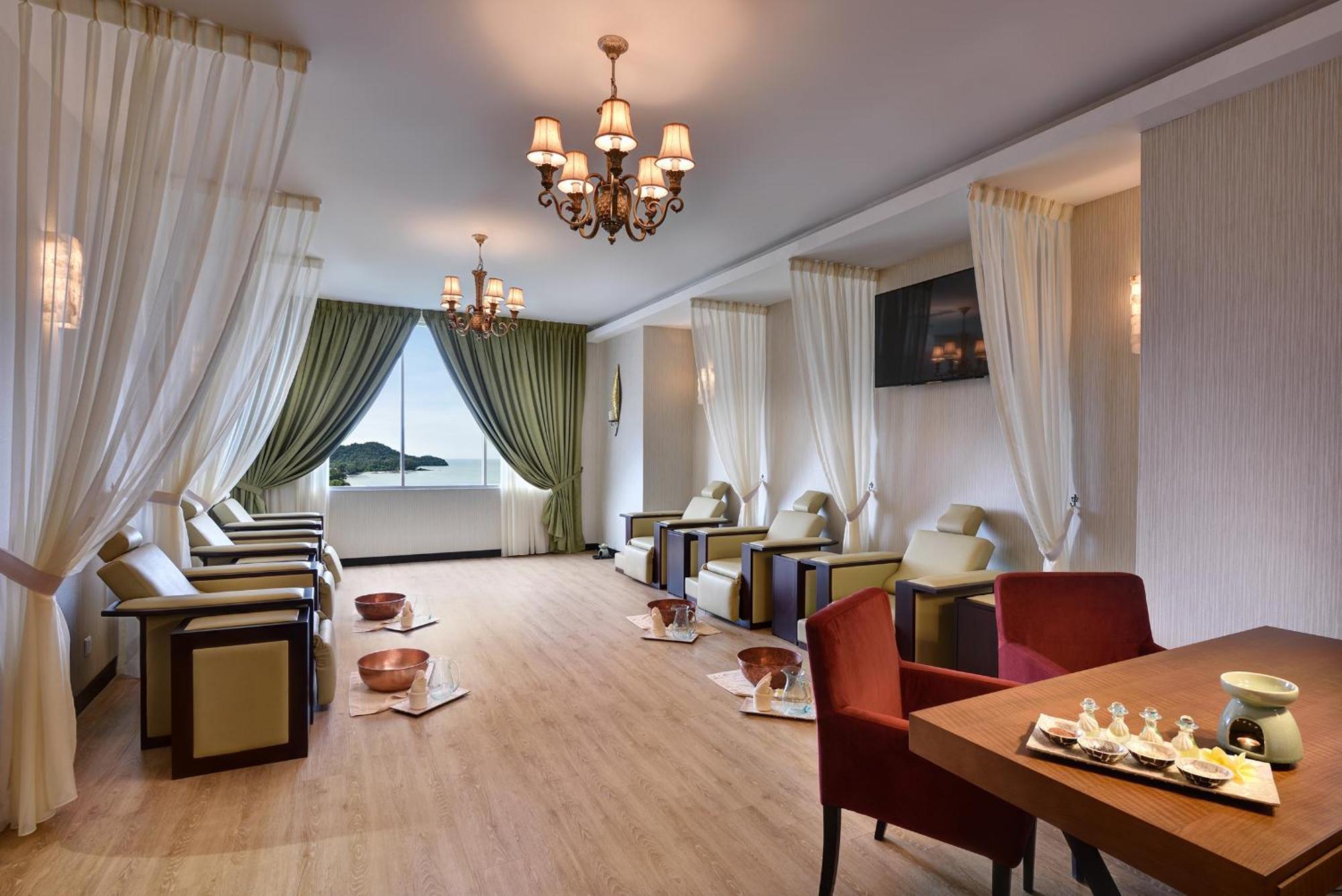 Lexis Suites Penang Bayan Lepas Exterior foto The interior of the lounge