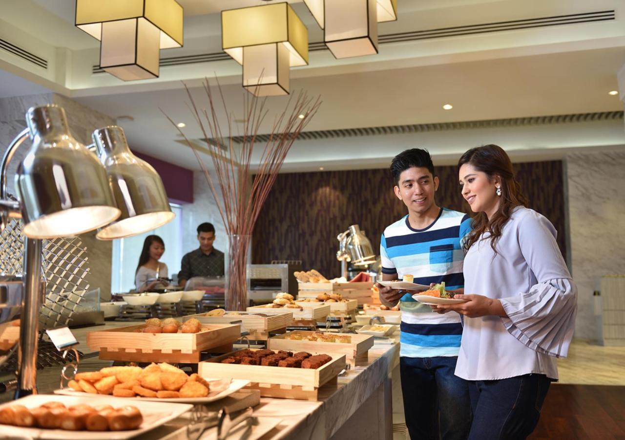 Lexis Suites Penang Bayan Lepas Exterior foto A buffet at a hotel