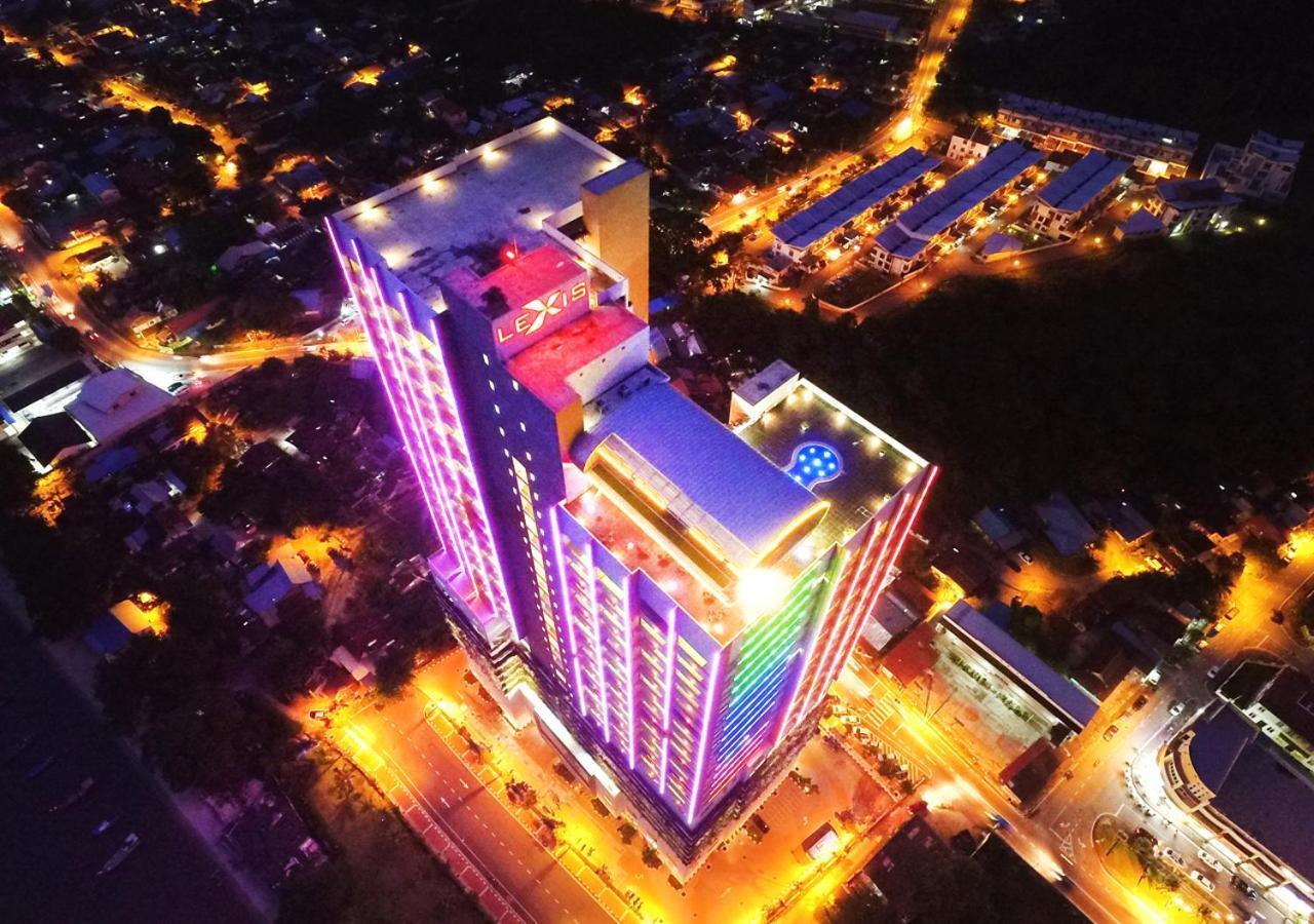 Lexis Suites Penang Bayan Lepas Exterior foto Aerial view of the hotel at night