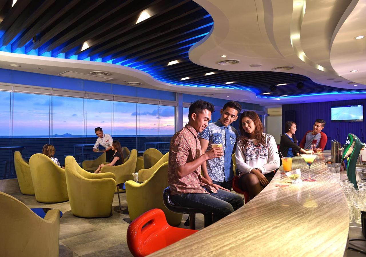 Lexis Suites Penang Bayan Lepas Exterior foto The lounge at KLIA