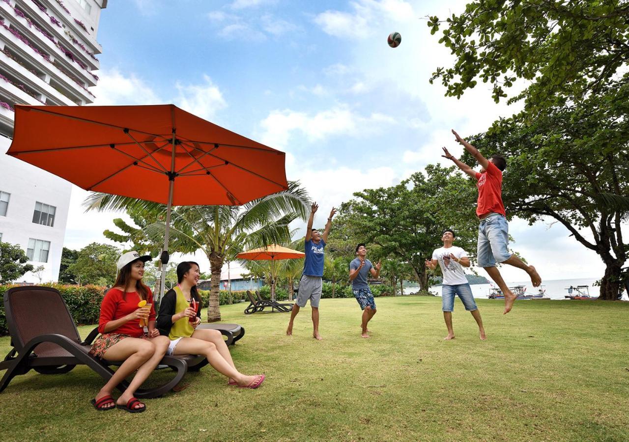 Lexis Suites Penang Bayan Lepas Exterior foto Students playing frisbee at the university campus